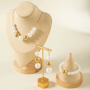 Vue détaillée de parure de bijoux avec collier en perles boucles d'oreilles et bracelet
