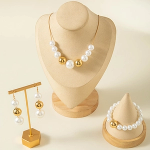 Ensemble détaillé de collier de perles, boucles d'oreilles et bracelet élégant