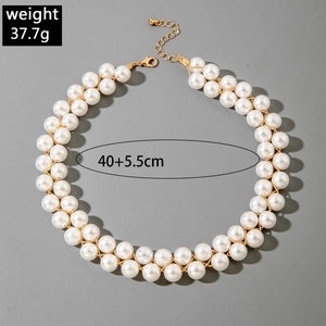 Détail du collier de perles double rang avec fermoir mousqueton et chaîne de 5,5cm