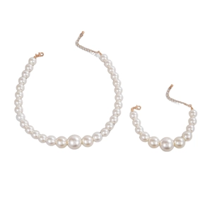 Parure élégante avec collier et bracelet en perles dégradées blanches et fermoir doré ajustable