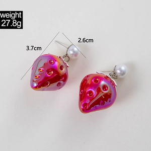 Détails macro de boucles d'oreilles fraise de 3.7x2.6cm avec perles et poids 27.8g