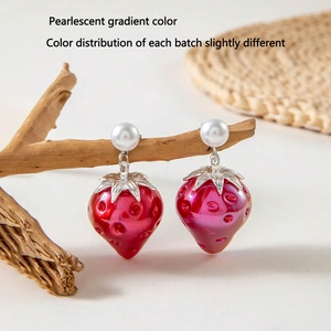 Boucles d'oreilles fraise nacrée 3D avec feuilles argentées et perles blanches sur branche