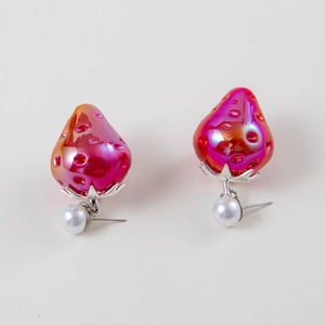 Boucles d'oreilles fraise dégradé rose avec détail feuille argent et perle blanche