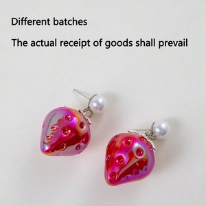 Boucles d'oreilles fraise 3D réalistes avec fini irisé rose et perles blanches