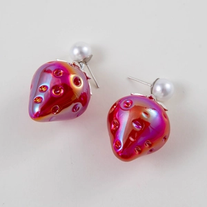 Boucles d'oreilles fraises 3D iridescentes avec perles sur fond blanc minimaliste