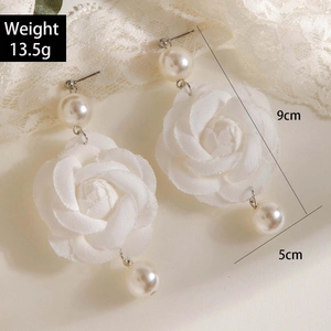 Détail de boucles d'oreilles camélia blanc avec perles et dimensions du produit