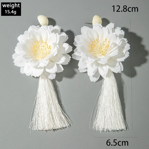 Détail de longues boucles d'oreilles fleurs blanches à franges, 12,8 cm et poids 15,4 g
