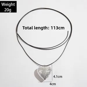 Detalle del colgante de corazón de plata martillada en cordón de terciopelo de 113 cm