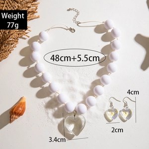 Vue détaillée d'un ensemble bijoux de plage avec dimensions du collier et boucles coeur