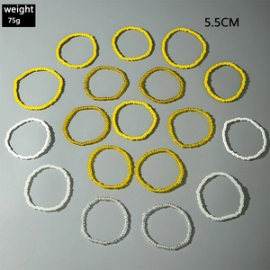Detailed 16-piece set of colorful beaded bracelets in yellow and white, 5.5cm diameter