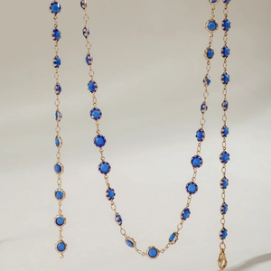 Collar largo en Y dorado con cuentas de piedras preciosas azules facetadas y cierre de mosquetón