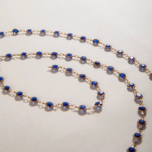Elegante collar en Y dorado con cuentas de cristal azul y borla de strass brillante