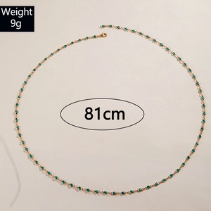 Detalle de cadena dorada de 81cm con cuentas azules y un cierre de langosta seguro