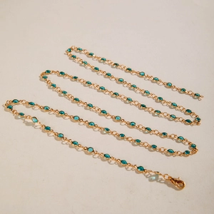 Elegante collar en Y dorado con cuentas ovaladas azules y cierre de mosquetón ajustable