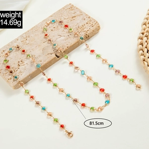 Detalle de collar en Y dorado con diamantes de colores, 81,5 cm de largo y 14,69 g peso
