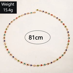 Detalle del collar en Y con piedras de corazón, peso 15,4g y longitud de 81cm