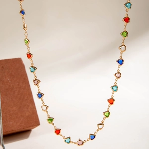 Detalle de la cadena bañada en oro con gemas de circonita de colores en forma de corazón