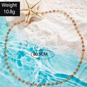Detalle del collar mariposa de 80,5 cm en la arena de playa con estrella de mar