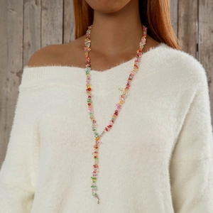 Primer plano del collar bohemio en Y con cuentas de piedras de colores sobre suéter blanco