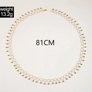 Detalle de collar de cadena dorada con cuentas verdes y strass, 81cm de largo y 13.2g de peso