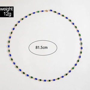 Detalle de collar en Y con gemas azules y verdes, longitud 81,5cm y peso de 12g