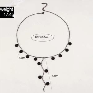 Detalle de un collar en Y negro con cadena de 62 cm y colgantes de lentejuelas redondas