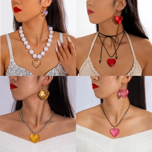 Collar con Colgante de Corazón Grande de Moda para Mujer Gargantilla de Lazo de Cordón de Cera en Capas Cadena de Bolas de Metal Conjunto de Joyas de Corazón de Resina