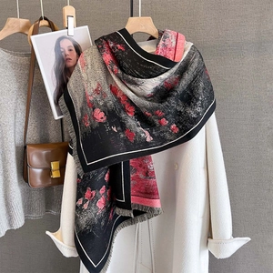 Détail du châle floral d'automne en cachemire avec des bords à franges et pompons