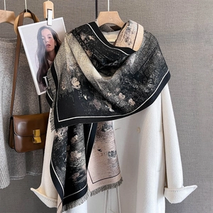 Écharpe florale d'automne au toucher cachemire avec franges sur manteau blanc