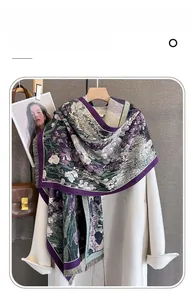 Dettaglio di sciarpa floreale in finto cashmere con frange ed eleganti stampe botaniche