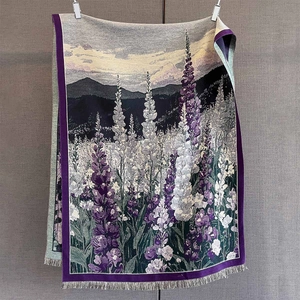 Dettaglio sciarpa in cashmere floreale con bordo a nappe viola e motivo paesaggistico