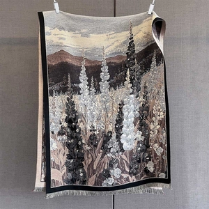 Dettaglio di un arazzo botanico con paesaggio forestale e morbide nappe grigie decorative