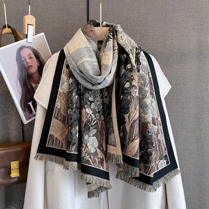 Sciarpa invernale con stampa floreale in finto cashmere ed eleganti frange lunghe