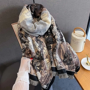 Dettaglio della sciarpa floreale effetto cashmere con frange e motivi pittura a olio