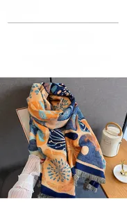 Dettaglio di morbida sciarpa in finto cashmere con motivi geometrici colorati e frange corte