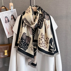 Sciarpa in finto cashmere con motivo vegetale, stampa geometrica e nappe frangiate