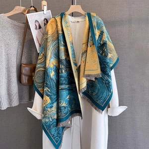Écharpe style Van Gogh Nuit Étoilée toucher cachemire avec pompons sur manteau blanc