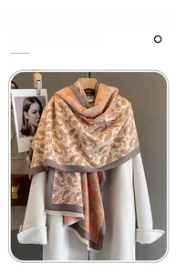 Détail du foulard imitation cachemire avec imprimé cachemire orange et fines franges