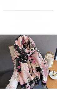Détail de motif papillon rose et noir sur écharpe épaisse en cachemire d'imitation à franges