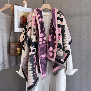 Châle en cachemire synthétique à motif ailes de papillon et franges sur manteau blanc