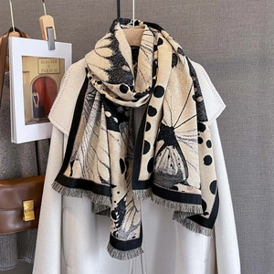 Écharpe épaisse style cachemire avec imprimé papillon et franges sur manteau blanc