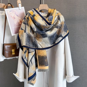 Écharpe en tricot à fleurs abstraites jaune et bleu marine avec élégantes franges