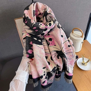 Écharpe épaisse en imitation cachemire avec motif papillon rose et franges d'hiver