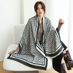 Écharpe d'hiver extra large avec motif grec noir et blanc classique et de fines franges