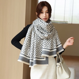 Détail de l'écharpe d'hiver avec motif méandre gris et finitions à franges délicates