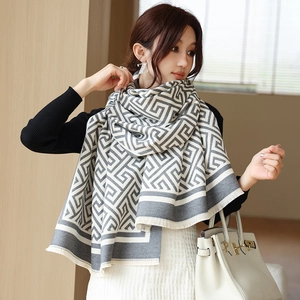 Détail de l'écharpe à motif de labyrinthe gris et blanc avec franges souples et texture cachemire
