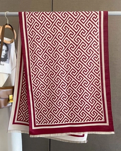 Détail d'une écharpe à motif grec bordeaux et crème avec des bords à franges