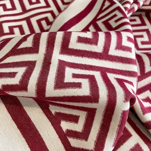 Détail macro du tissu jacquard rouge et blanc à motif grec pour écharpe d'hiver chaude