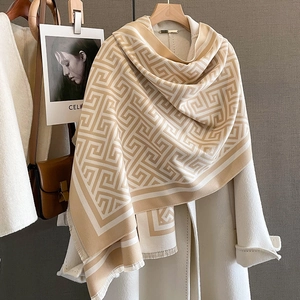 Écharpe d'hiver en cachemire à motif géométrique et détails de franges sur manteau blanc