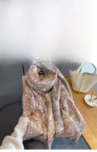 Dettaglio di morbida sciarpa in finto cashmere con motivo paisley e frange lilla